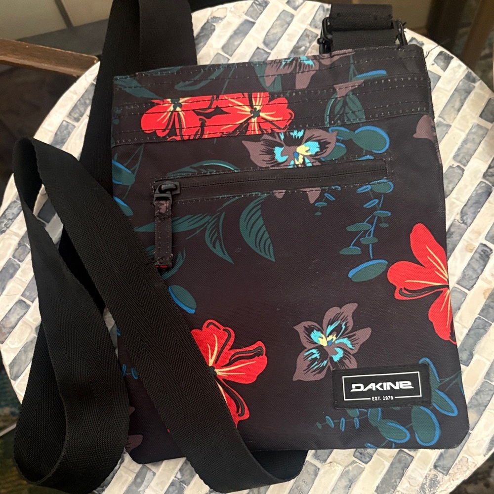 Dakine‎ Black Floral Crossbody Bag